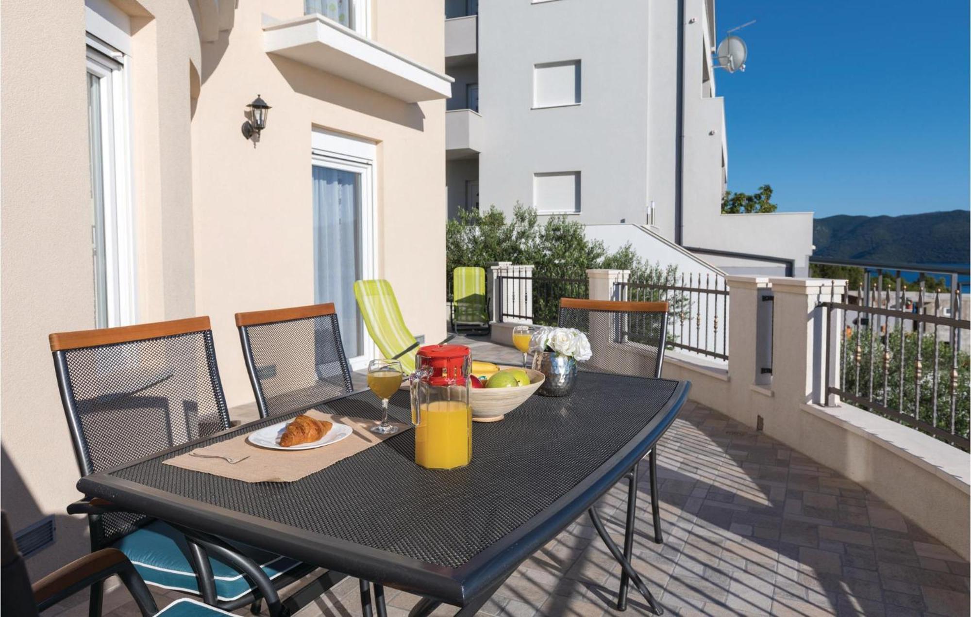 1 Bedroom Amazing Apartment In Komarna Klek Εξωτερικό φωτογραφία