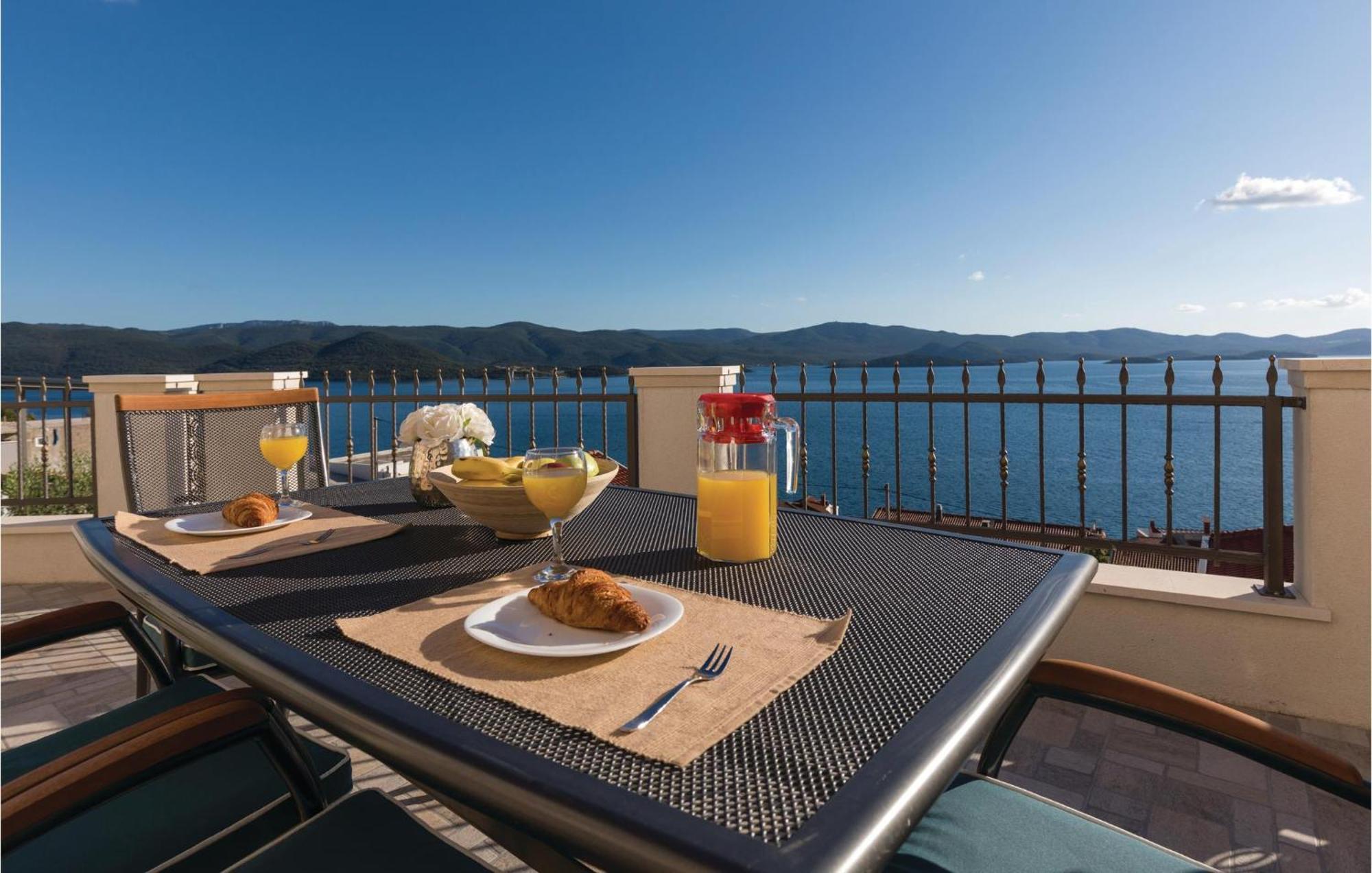 1 Bedroom Amazing Apartment In Komarna Klek Εξωτερικό φωτογραφία
