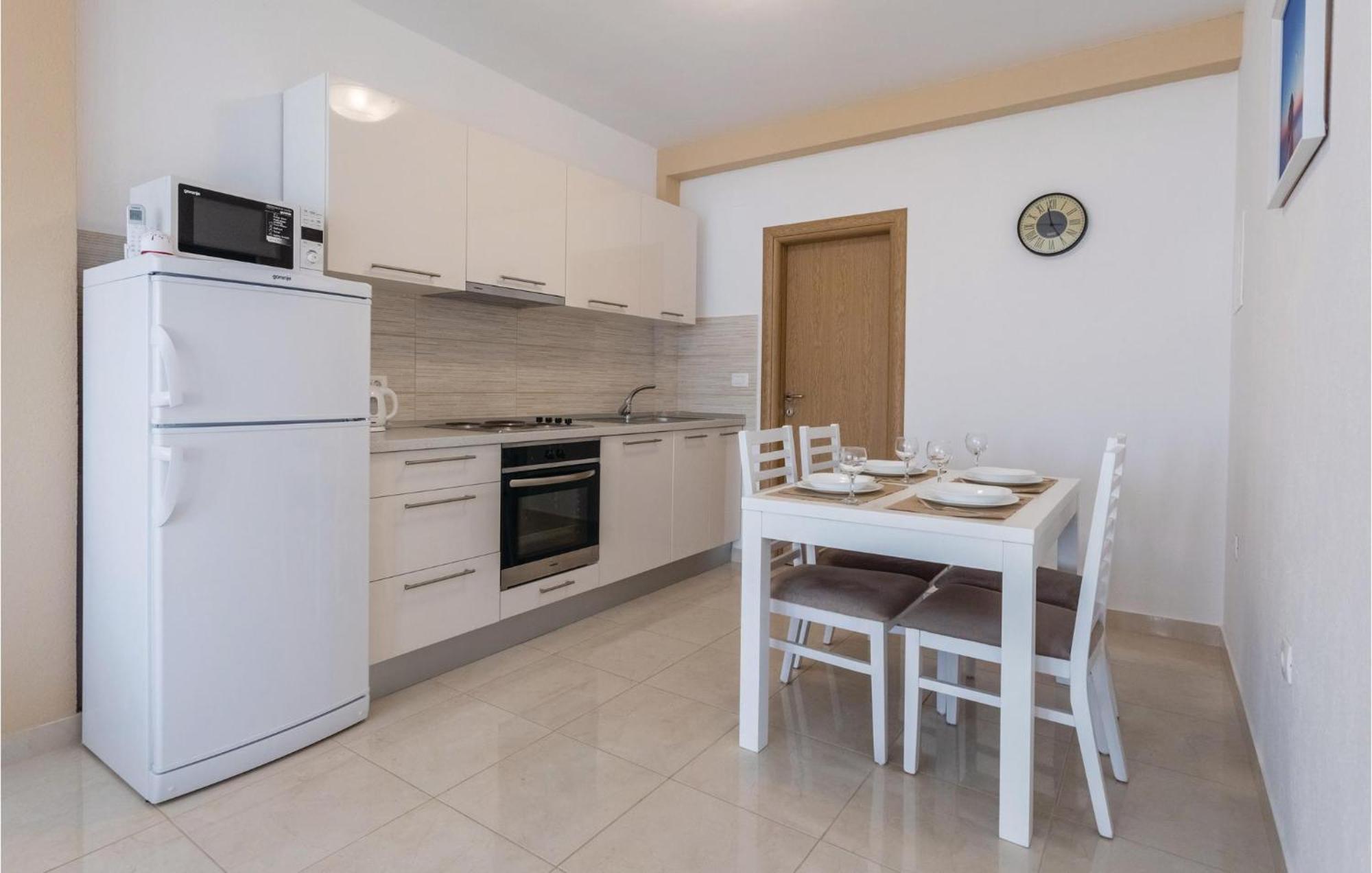 1 Bedroom Amazing Apartment In Komarna Klek Εξωτερικό φωτογραφία